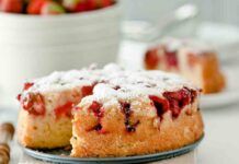 Ti è avanzato lo yogurt Nessun problema, prepara questa torta alle fragole, solo 140 Kcal!