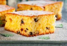 Torta alle gocce di cioccolato sofficissima, ricetta con il trucco della nonna Torta alle gocce di cioccolato: sofficissima, è la gustosità genuina della nonna che piace a tutti!