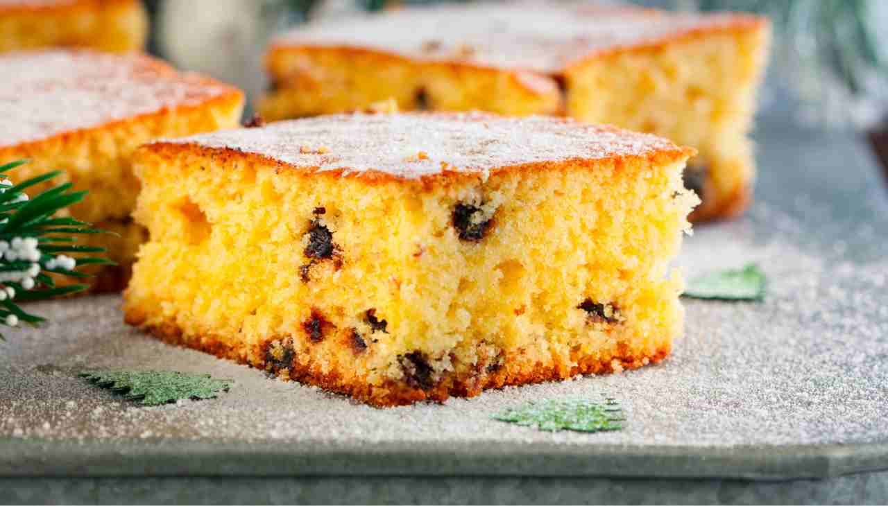 Torta alle gocce di cioccolato sofficissima, ricetta con il trucco della nonna  --- (Fonte immagine: https://www.ricettasprint.it/wp-content/uploads/2023/04/Torta-alle-gocce-di-cioccolato.jpg)