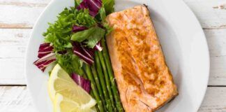 Trancio di salmone al forno con asparagi, il piatto raffinato e semplice che ti fa fare sempre un figurone!﻿