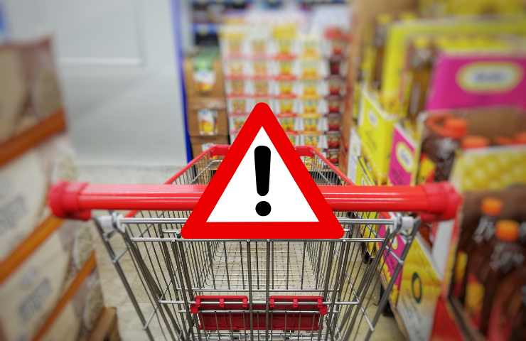 Un carello della spesa al supermercato