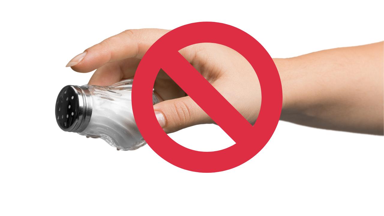 Cosa usare al posto del sale | i rimedi per rimpiazzarlo con gusto per