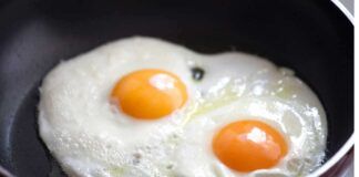 Uova al tegamino soffici: il salva cena per eccellenza che tutti vogliono mangiare!