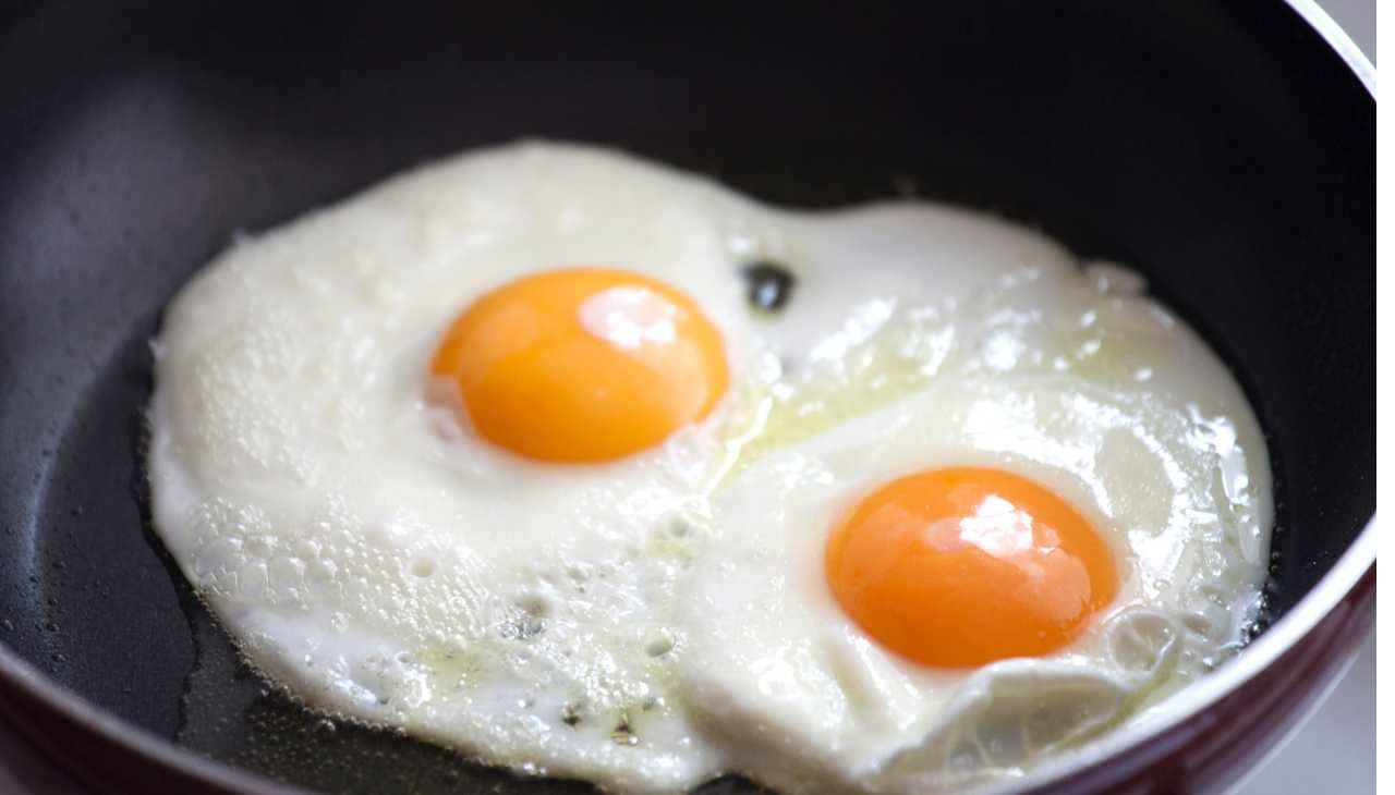 Uova al tegamino soffici: il salva cena per eccellenza che tutti vogliono mangiare!