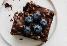 brownies nocciolati con fondente e mirtilli 20042023 ricettasprint