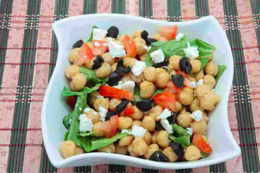 Insalata di ceci estiva: leggera, fresca e pronta subito - RicettaSprint.it