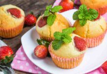 Muffin vaniglia e fragole, delicata e soffice bontà dal cuore fruttato