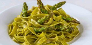 Tagliatelle agli asparagi: 2 ingredienti per un piatto genuino e veloce di sicuro successo