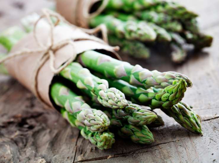 Uova in camicia con asparagi| invitante e appetitose |la cena leggera di questa sera. Foto di Ricetta Sprint