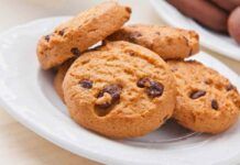 Biscotti al grano saraceno con gocce di cioccolato, golosi e friabili perfetti anche da inzuppare