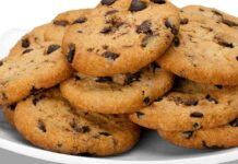 Biscottini leggeri croccanti e subito pronti, avena e cioccolato per un risveglio da leoni