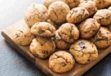 Biscotti con cioccolato fondente: fragranti come quelli del fornaio, si scioglieranno in bocca Biscotti con cioccolato fondente: fragranti come quelli del fornaio, si scioglieranno in bocca