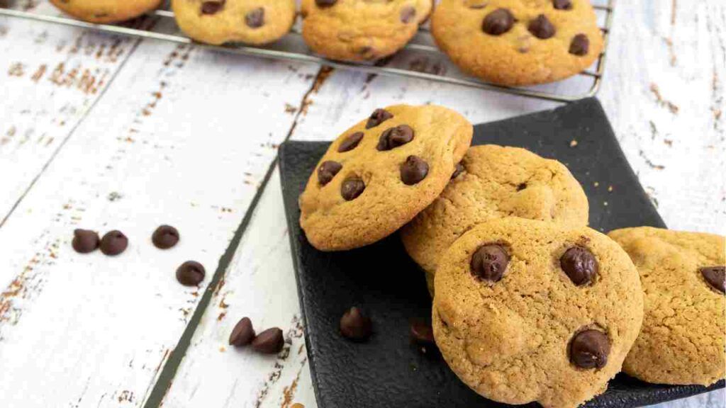 Biscotti con gocce di cioccolato senza uova e burro mangiali senza