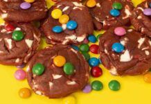 Biscotti pasticciati con kinder e smarties 20052023 ricettasprint