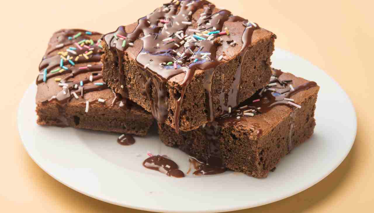 Brownies al cacao e cioccolato| Goduriosi e festosi| Perfetti per il compleanno dei bambini