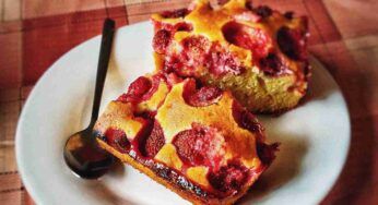 Brownies allo yogurt con miele e fragole, una ricetta leggerissima da gustare senza sensi di colpa