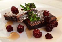 Brownies lamponi e fondente, a casa mia li adorano, io li preparo spesso Brownies lamponi e fondente 27052023 ricettasprint