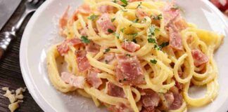 Carbonara light senza uova: sostanziosa, veloce e invitante, si preparara in un lampo!