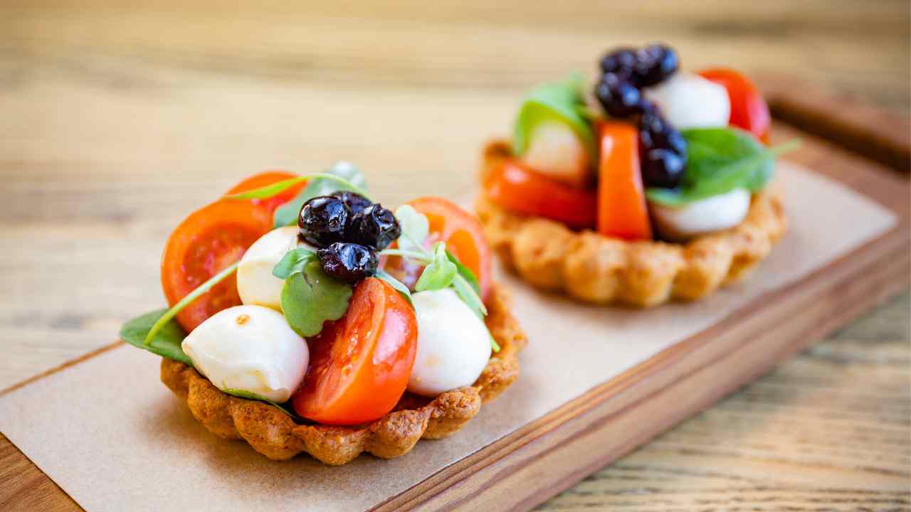 Cestini alla caprese finger food sublime e un po' croccante, da far venire l'acquolina in bocca a tutti