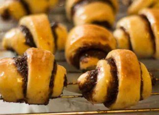 Cornetti bicolore light e veloci perfetti per uno spuntino serale e senza aver timore di ingrassare