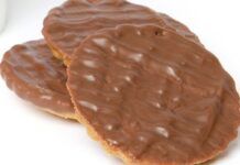 Cracker ai 5 cereali con glassa al cioccolato, li mangi senza ingrassare ogni volta che vuoi Cracker ai 5 cereali con glassa al cioccolato 24052023 ricettasprint