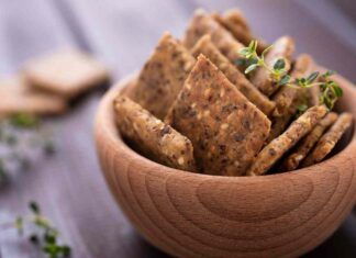 Crackers al timo e rosmarino in 10 minuti prepari lo spuntino da sgranocchiare in qualsiasi momento della giornata