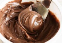Crema al cioccolato sofficissima: profumata e golosa, è senza burro, latte e uova