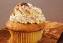 Cupcake al tiramisù semplice ghiottoneria che si scioglie in bocca