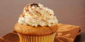 Cupcake al tiramisù semplice ghiottoneria che si scioglie in bocca
