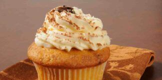 Cupcake al tiramisù semplice ghiottoneria che si scioglie in bocca