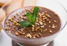 Dessert al cioccolato light con frutta secca: morbido e goloso, è il dolcino che non puoi perderti