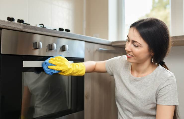 Il trucco per pulire il forno in un istante
