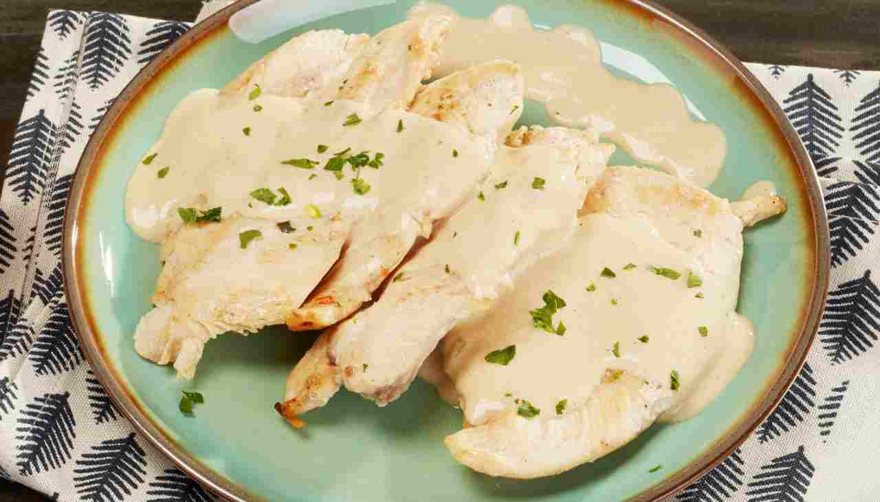 Fettine di pollo al latte: cremose e succulenti, sono in tavola in 10 minuti!