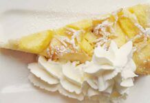 Finta crostata di pasta sfoglia con crema e frutta, per preparare un dessert in poco tempo è perfetta Finta crostata di pasta sfoglio con crema e frutta 09052023 ricettasprint