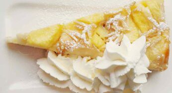 Finta crostata di pasta sfoglia con crema e frutta, per preparare un dessert in poco tempo è perfetta