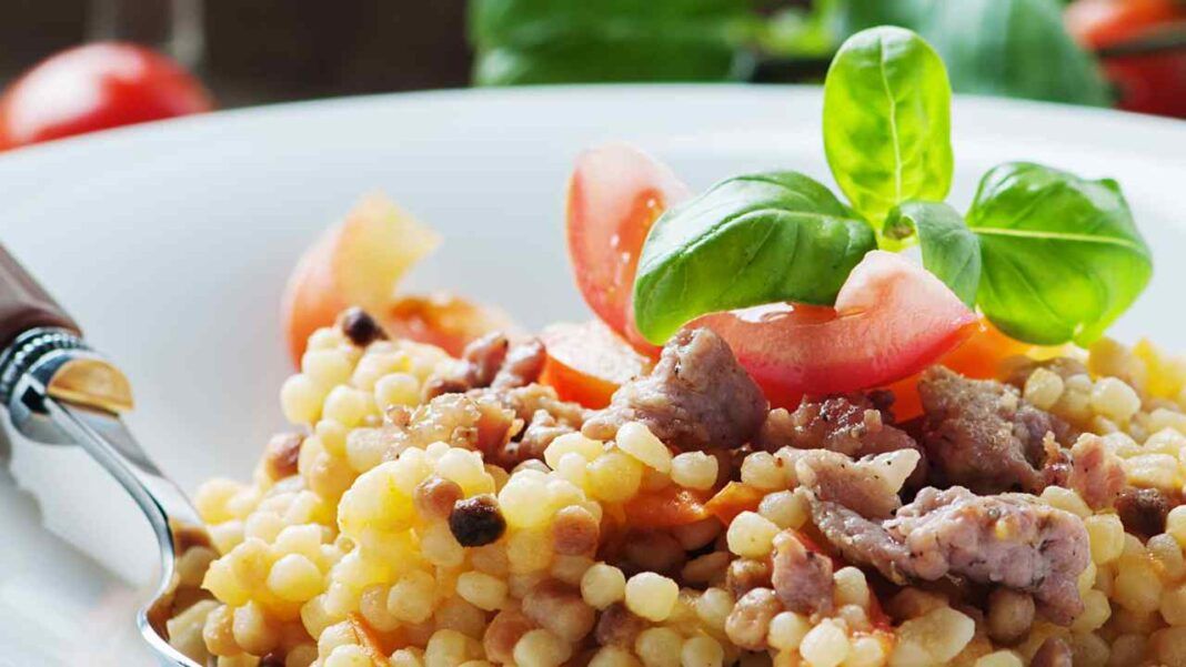 Fregola sarda con la salsiccia, gustosa cremosa è subito pronta ...