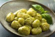 Giovedì gnocchi tosti che non si spappolano in cottura? Condiscili con un colpo solo Giovedì gnocchi tosti che non si spappolano in cottura? Condiscili con un colpo solo