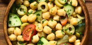 Insalata di ceci pomodorini e olive: fresca, nutriente e profumatissima, fai il pieno di vitamine!