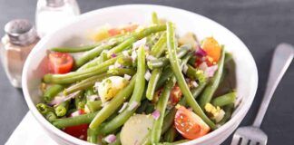 Insalata di fagiolini con pomodori e patate fresca e delicata, un'esplosione di colori e sapori a tavola