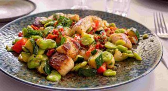 Insalata di pollo con fave e zucchine: tanti sapori in un solo piatto