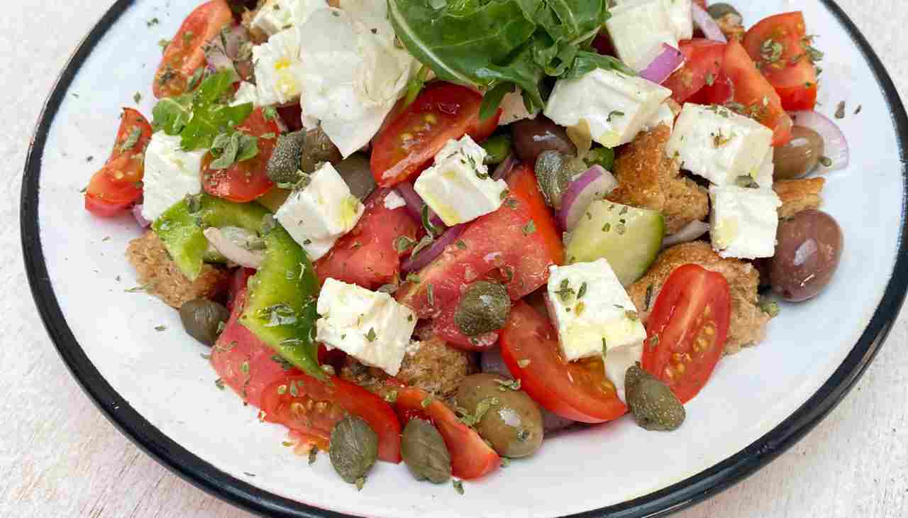 Insalata leggera, preparala alla greca| poche calorie sul piatto| subito pronta