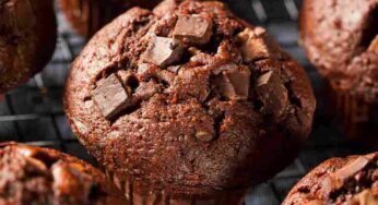 Muffin al cioccolato extra fondente e banana, dolci al punto giusto: una vera bomba di golosità