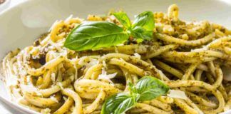 Spaghetti al pesto di basilico cremoso: light e saporiti, sono in tavola in meno di 5 minuti