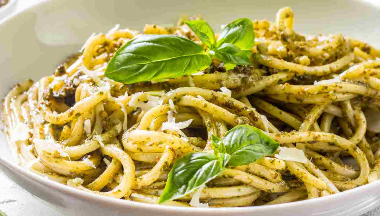Spaghetti al pesto di basilico cremoso: light e saporiti, sono in tavola in meno di 5 minuti