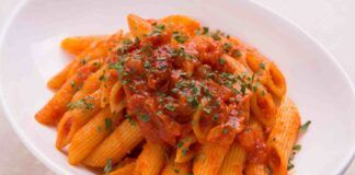 Pasta al sugo di pomodoro light: succulente, saporitissima, è un'esplosione di sapori genuini!