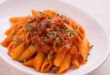 Pasta al sugo di pomodoro con scalogni| succulente e saporita| buonissima, è in tavola in pochi minuti