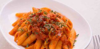 Pasta al sugo di pomodoro con scalogni| succulente e saporita| buonissima, è in tavola in pochi minuti