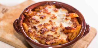 Pasta alla sorrentina al forno con una crosticina croccante che farà venire l'acquolina in bocca a tutti