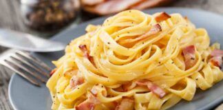 Tagliatelle all'uovo con pancetta| Saporite e gustose| e conceditelo questo stravizio!