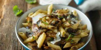 Pasta funghi e scaglie di parmigiano gustosa, facile e appetitosa, da leccarsi i baffi